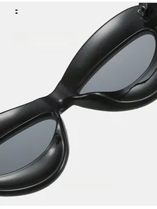 Vue détaillée des plaquettes de nez en silicone sur lunettes de soleil noires