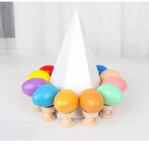 Œufs de Pâques colorés en bois massif avec supports en bois pour peinture et jeux