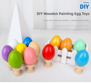 Détail d'œufs de Pâques en bois colorés avec mini clôture et supports en bois naturel