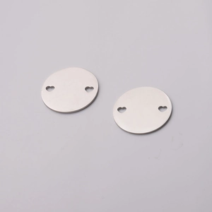Detail van 30mm roestvrijstalen ronde hangers met hartuitsparingen voor DIY-sieraden maken