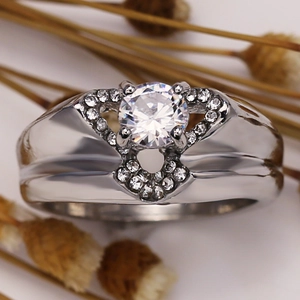 Zilveren ring met grote ronde zirkonia en zijstenen in een hartvormig ontwerp