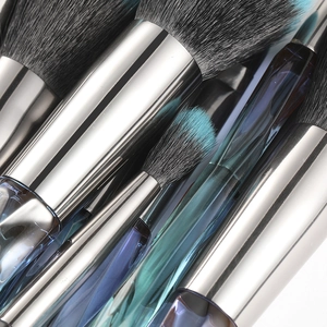 Gedetailleerde macro-opname van 10-delige make-up kwastenset met kristallen handvaten