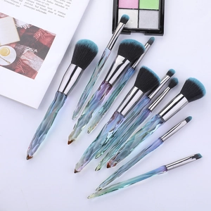Detail van 10-delige diamant kristallen make-up borstelset met kleurrijke handvaten