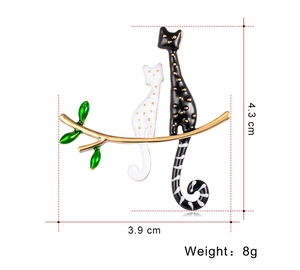 Dettaglio della spilla a forma di gatti su un ramo con misure e peso del prodotto