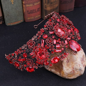 Vue macro d'une couronne de mariée vintage avec cristaux rouges et métal bronze