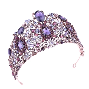 Détail de diadème de mariée en or rose avec strass violets et clairs, motif baroque