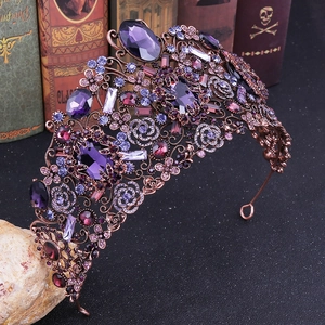 Détail d'un diadème baroque de luxe avec cristaux violets et fleurs en bronze vintage