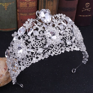 Détail d'une couronne de mariée luxueuse en argent avec strass sur des livres anciens