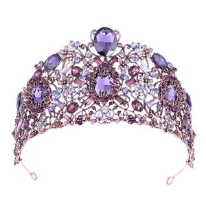 Gros plan de la couronne de mariée en bronze avec cristaux violets et détails floraux
