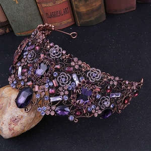 Détails d'une couronne florale en bronze sertie de strass et cristaux violets luxueux