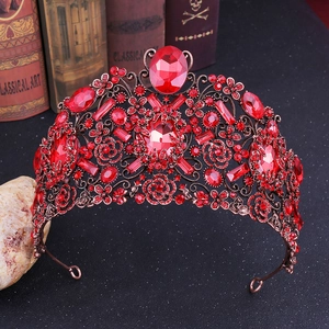 Vue détaillée d'une couronne de mariée baroque avec des strass rouge foncé et métal