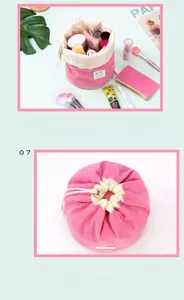 Beauty case cilindrico in velluto rosa con coulisse che mostra la grande capienza