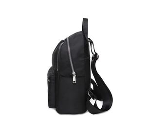 Vista laterale dello zaino nero in tessuto Oxford con zip metalliche e spallacci