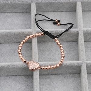 Bracelet perlé en or rose avec breloque cœur et zircons sur cordon tressé noir