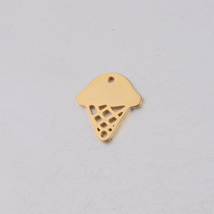 Macro-opname van een gouden ijsje hanger van roestvrij staal voor DIY-sieraden maken