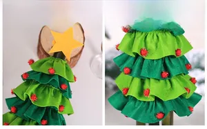 Detail der Weinflaschenhülle als Weihnachtsbaum mit grünem Filz und roten Pompons