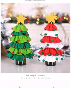 Detail von gestuften Weihnachts-Elfen-Weinflaschenhüllen mit Rüschen und Sternenaufsatz