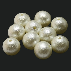 Dettaglio di perle ABS strutturate bianco sporco per la creazione di gioielli fai-da-te