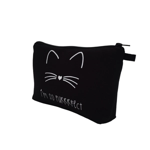 Detail einer schwarzen Kosmetiktasche aus Segeltuch mit weißem Katzenmotiv und Spruch