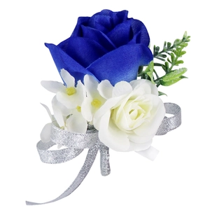 Corsage met koningsblauwe en crème zijden roos en zilveren lint voor de bruidegom