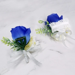 Set van koningsblauwe boutonnière en polscorsage met kant voor bruiloften en feesten