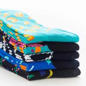 Detaillierte Strickstruktur bunter Baumwollsocken mit Pizza-Muster für Damen und Herren