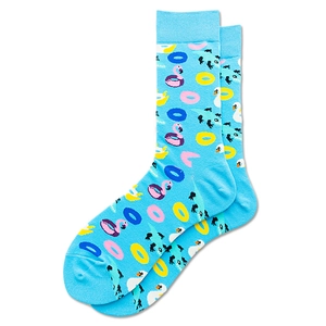 Detailansicht hellblauer Socken mit bunten Flamingo- und Sommer-Schwimmring-Mustern