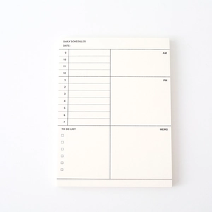 Planner giornaliero minimalista bianco caldo con layout per la gestione del tempo