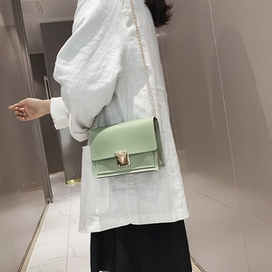 Petit sac carré vert menthe chic avec serrure dorée et bandoulière chaîne pour l'été