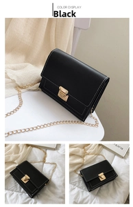 Détail du sac à rabat noir avec coutures blanches, fermoir doré et fine bandoulière