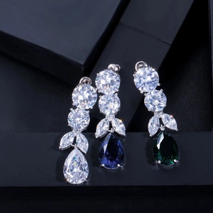 Gros plan de boucles d'oreilles luxe goutte d'eau avec zircons AAA en trois couleurs