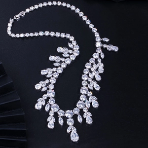 Détails du collier de luxe argenté avec des zircons brillants en forme de goutte