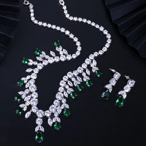 Parure de bijoux luxueuse avec gouttes d'émeraude pour mariages et soirées chic