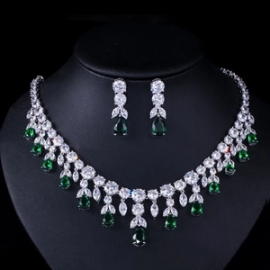 Parure de bijoux argentée avec cristaux verts en goutte et zircons brillants de luxe