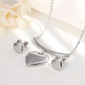 Conjunto de joyas minimalista de acero inoxidable plateado con collar de corazón y aretes