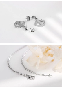 Détail du lot de boucles d'oreilles ancre et collier avec zircons en finition argent