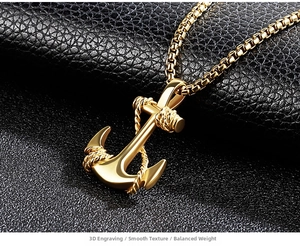 Détail d'un pendentif ancre doré poli avec texture de corde sur cuir noir