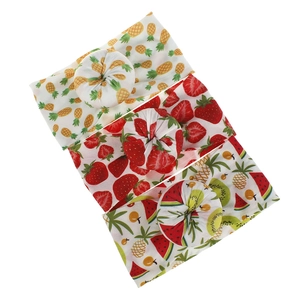 Primer plano de tres diademas de nailon suave para bebé con estampados frutales