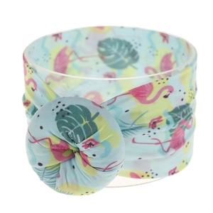 Detalle de una diadema suave para bebé con estampado de flamencos y hojas