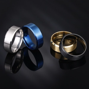Détail de bagues 8mm en acier inoxydable mat en couleurs argent, bleu, or et noir