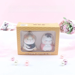 Miniatur-Palastkatzenfiguren in dekorativer Geschenkbox mit floralen Akzenten