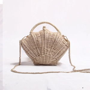 Muschelförmige geflochtene Strohhandtasche mit goldener Metallkette für den Strand