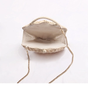 Stroh-Handtasche in Muschelform mit goldener Kette und Leinenfutter für den Strandurlaub