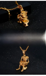 Detailed view of the gold-plated stainless steel skull pendant with twisted rope chain