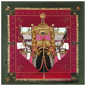 Détail du motif navire baroque doré sur foulard en soie rouge foncé avec bordures à franges