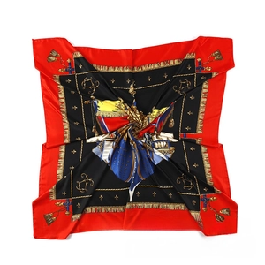 Détail de chaîne marine et pompons sur le foulard carré de 130cm en sergé de soie