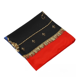 Détails d'un foulard en soie baroque avec motifs de fleurs de lys dorées et de glands