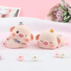 Cute resin pig figurines with crown and hat on white gauze for cake or car decoration