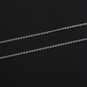 Collana a catena d'argento in acciaio al titanio 18k di alta qualità su sfondo nero