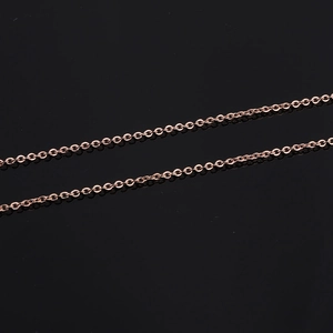 Collana a catena in acciaio al titanio placcato oro rosa 18k 75cm su sfondo nero